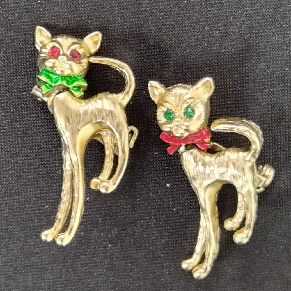Set of two cat brooches excellent condition vintage